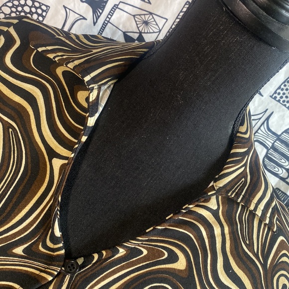 Long-Sleeve Contemporary Print Button-Front Crop Top - Picture 4 of 6